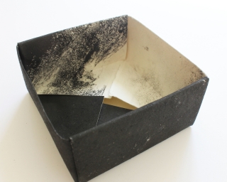 2013 / PUDEŁKA PEŁNE CZARNEGO PIASKU / Carborundum na papierze